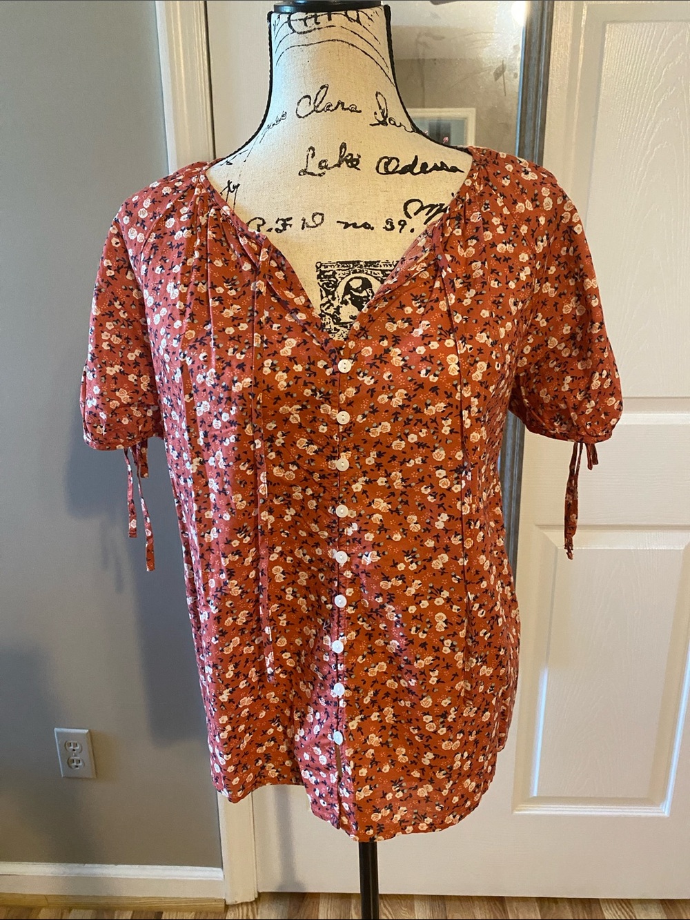 Universal Thread Rust Floral V-Neck Tie-Sleeve Top
